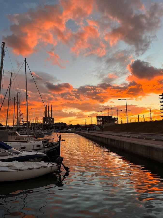 Precioso Barco En Barcelona Hotel Badalona Exterior photo